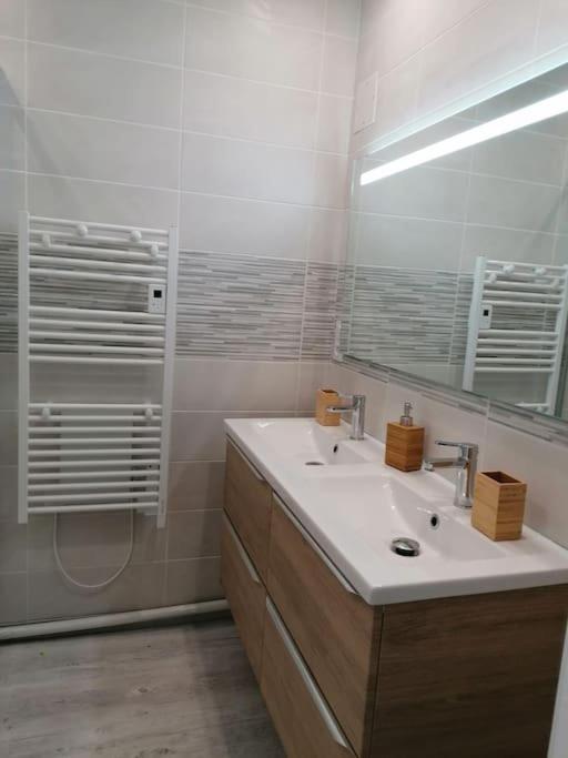 L'Harmonie 72m² - 2 chambres - 2 sdb - Hyper centre Lourdes Exterior foto